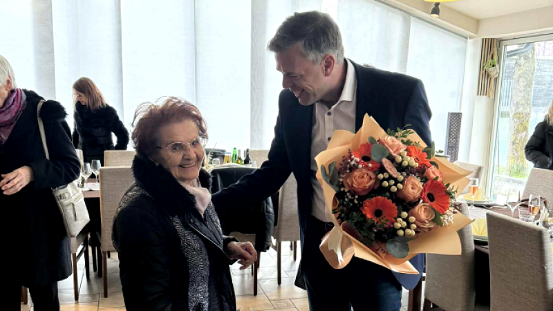 100 letnica Emilija Perdec z županom Naša občanka Emilija Perdec praznovala častitljivih 100 let