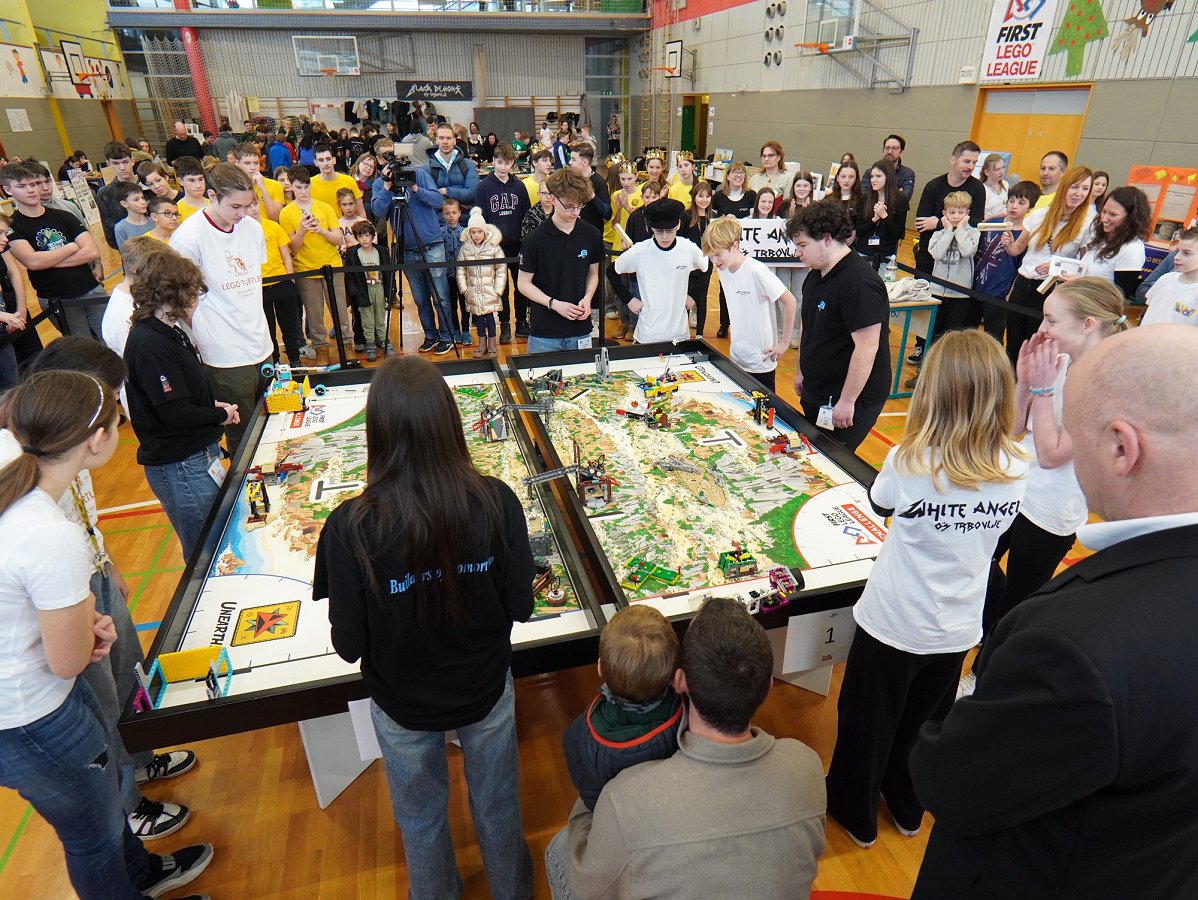 udeleženci tekmovanja med reševanjem nalog