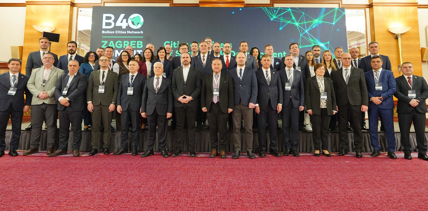 skupinska fotografija udeležencev 5. vrha združenja B40