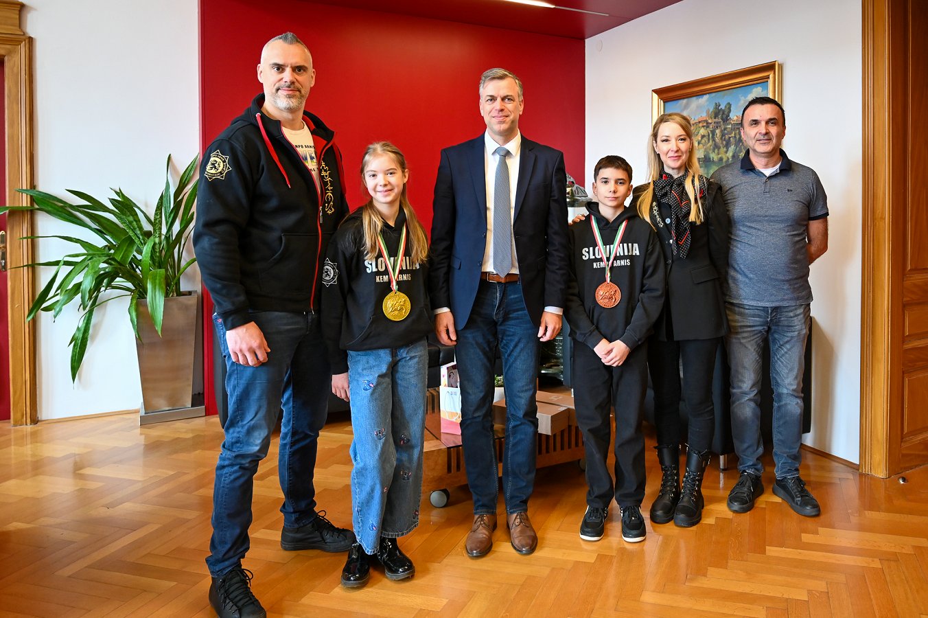člani karate kluba RKSI in župan Gregor Macedoni