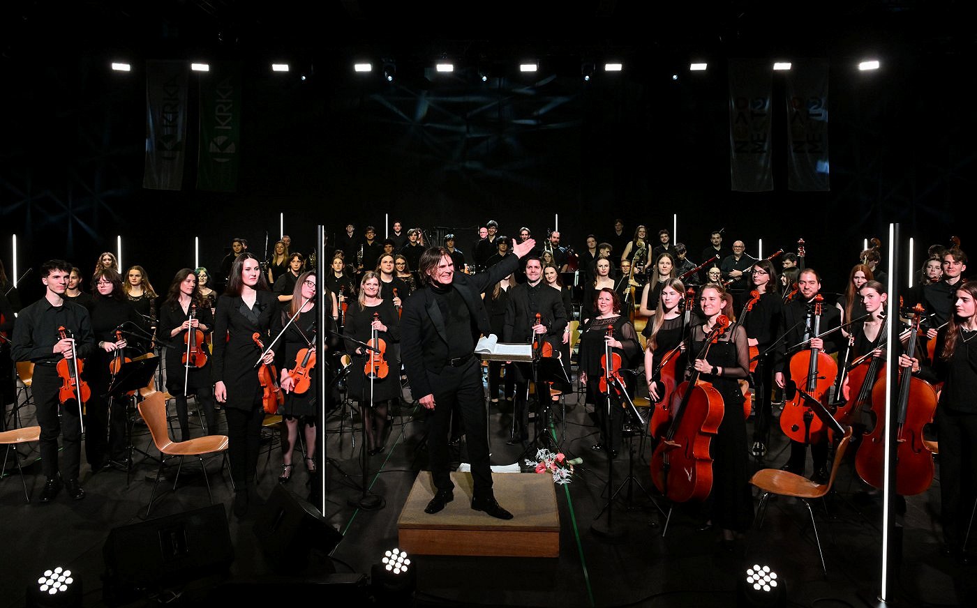 Dirigent Miro Saje skupaj z simfoničnim orkestrom