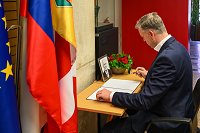 Župan Gregor Macedoni ob vpisu posvetila v žalno knjigo