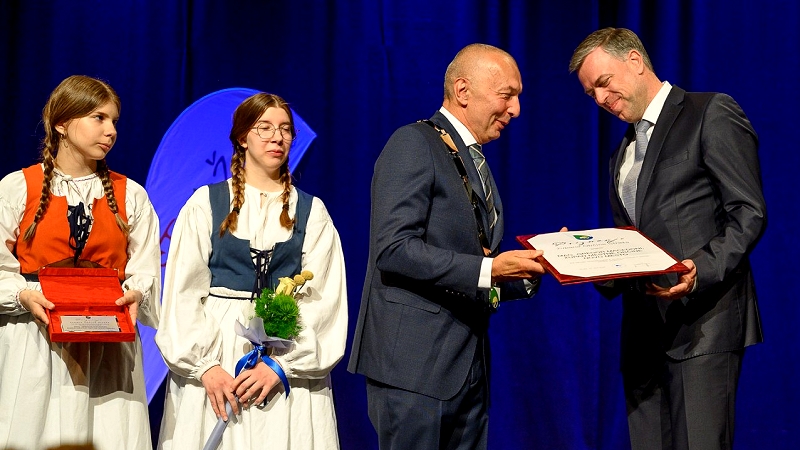  Župan Gregor Macedoni za dolgoletno odlično sodelovanje prejel županovo priznanje Občine Straža