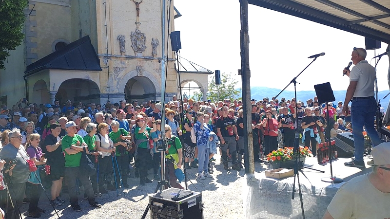 Zbirališče pri cerkvi 13. pohod po Slakovi poti znova povezal ljubitelje glasbe, cvička in Trške gore