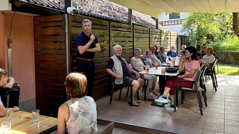 Župan Gregor Macedoni in poslušalci Na srečanju krajanov KS Bršljin o prihodnjem razvoju območja