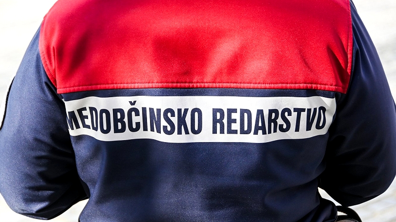 Simbolna fotografija mestnega redarstva.  Obsodba napada na mestnega redarja in pričakovanje odločnega odziva pristojnih organov
