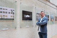 Marinko Polović ob svoji razstavi fotografij Naslovnice, foto Denis Stošić