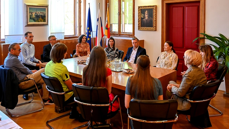 Srečanje s štipendistkami in štipendisti MO NM Srečanje štipendistk in štipendistov Mestne občine Novo mesto z županom in direktorico občinske uprave
