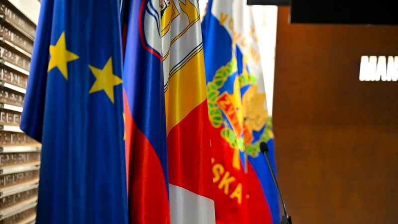 Na fotografijah so zastave, ki so bile postavljene na slovesnosti prihajajočem dnevu državnosti in spominskem dnevu Mestne občine Novo mesto Novo mesto počastilo dan državnosti in spominski dan Mestne občine