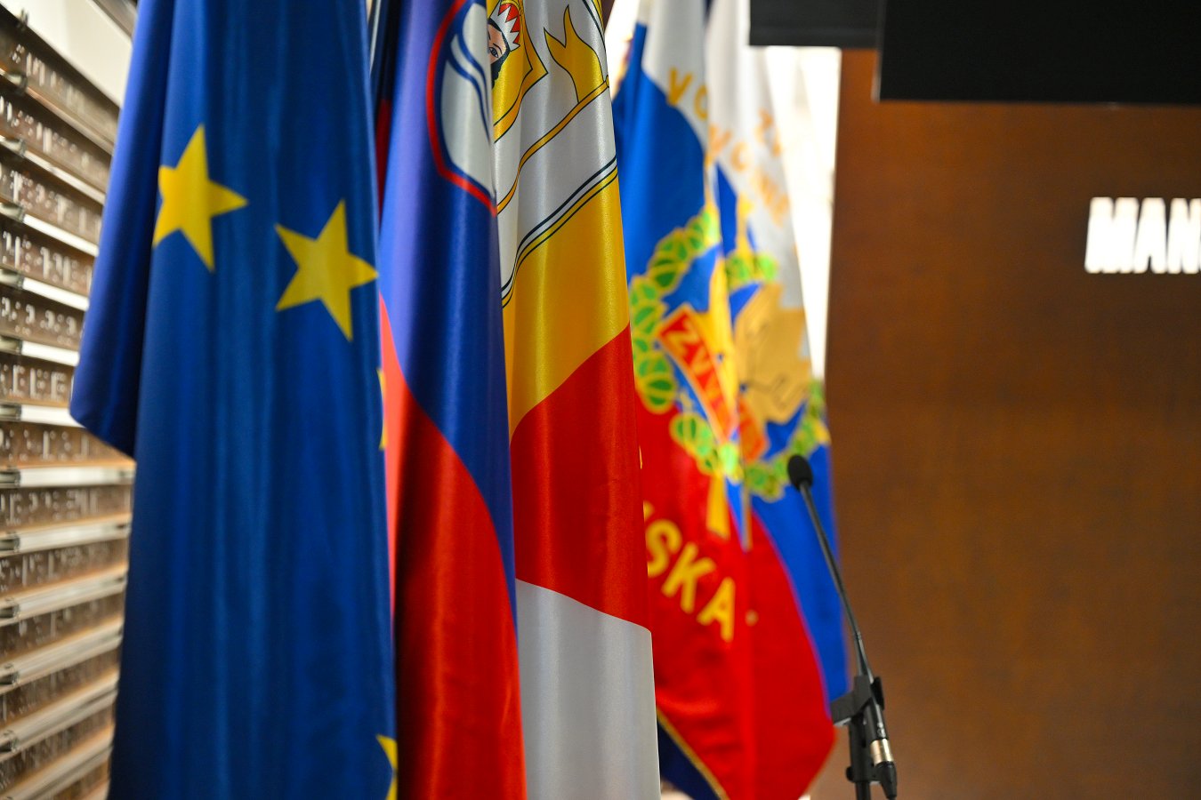 Na fotografijah so zastave, ki so bile postavljene na slovesnosti prihajajočem dnevu državnosti in spominskem dnevu Mestne občine Novo mesto Novo mesto počastilo dan državnosti in spominski dan Mestne občine