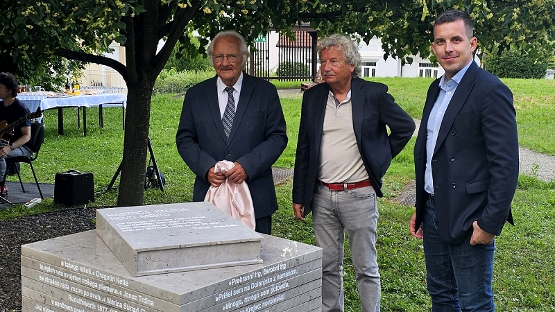 Svečano odkritje novega lista Rastoče knjige