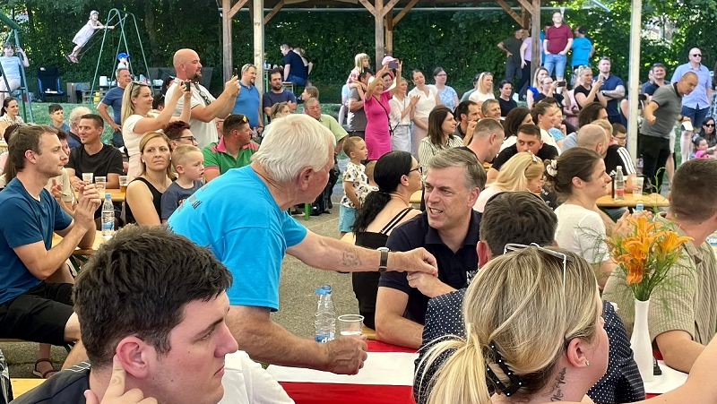 Na fotografiji je župan Gregor Macedoni na prazniku Krajevne skupnosti Otočec med pogovorom s krajanom