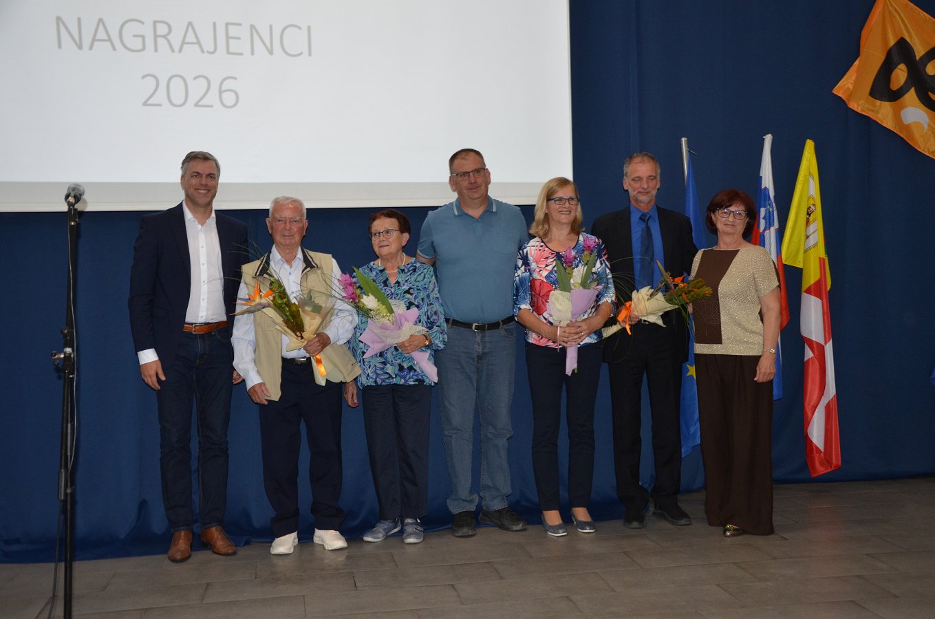 Na fotografiji so prejemniki priznanj krajanom in krajankam Drske, ter župan Gregor Macedoni in predsednica Krajevne skupnosti Drska