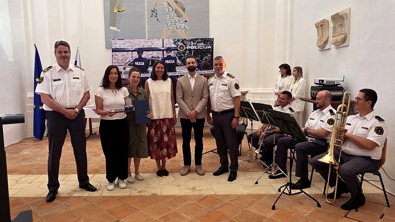 Na fotografiji so novomeški policisti in predstavnice Knjižnice Mirana Jarca Novo mesto ob prejemu srebrnega znaka policije Knjižnica Mirana Jarca prejela srebrni znak policije