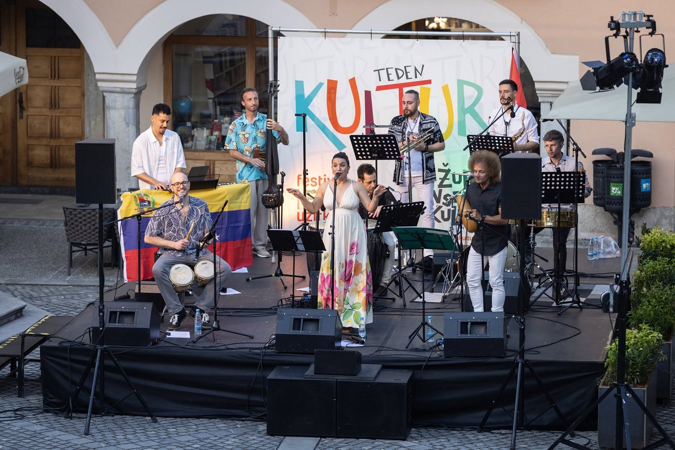 Na fotografiji je zasedba Quimbara z glasbeniki iz Venezuele, Kube, Italije, Madžarske in Slovenije