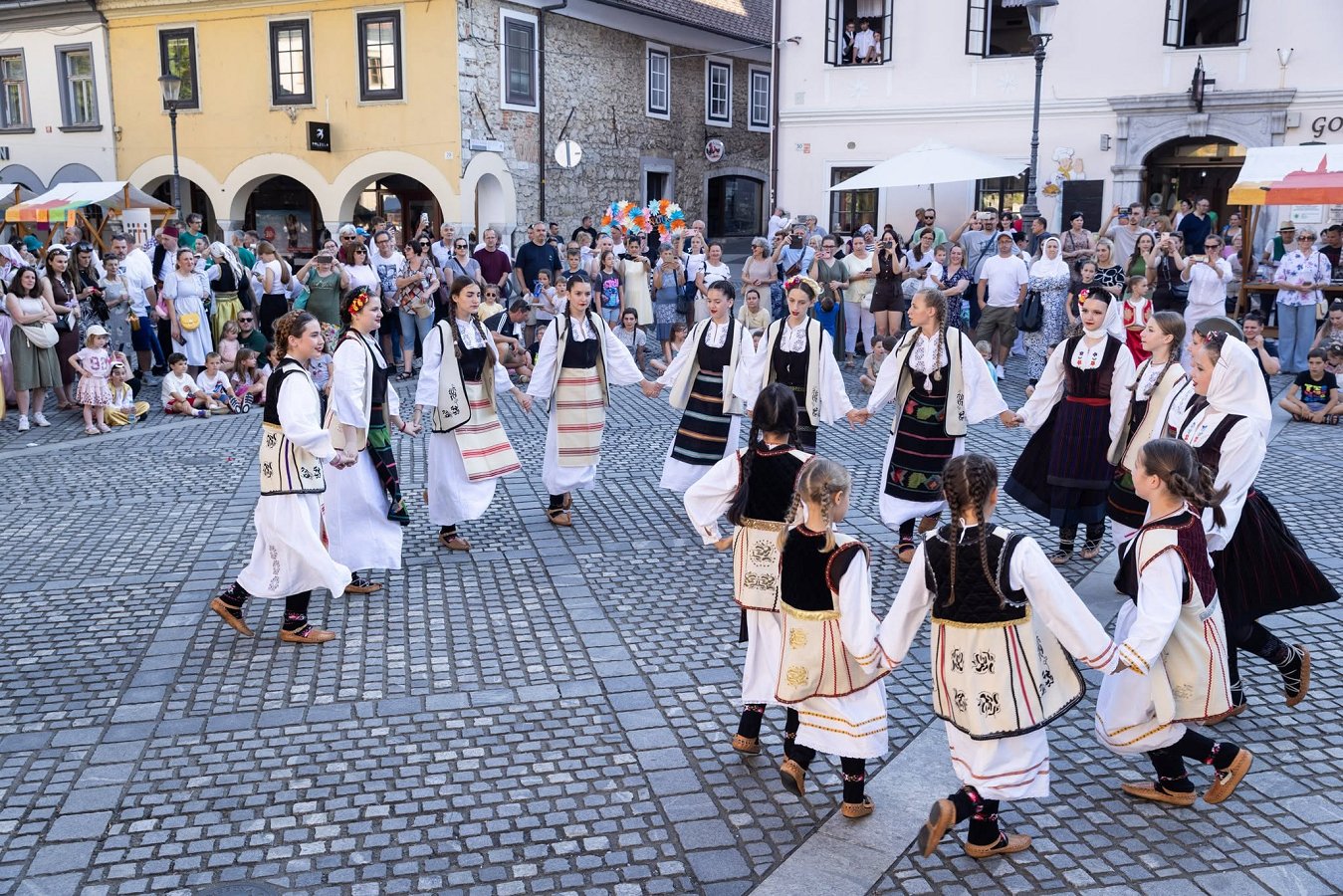 Na fotografiji so otroci iz dnevnih centrov društva, folklornih skupin, gostov iz Banjaluke in Hrvaške
