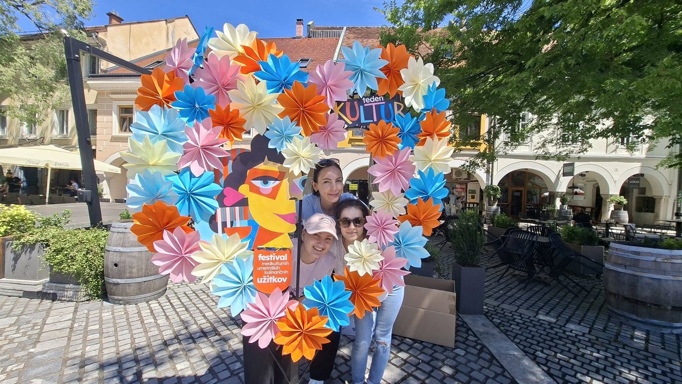 Na fotografiji je srce iz papirnatih pahljač, ki se je uporabil kot okvir za fotografije na Tednu kultur