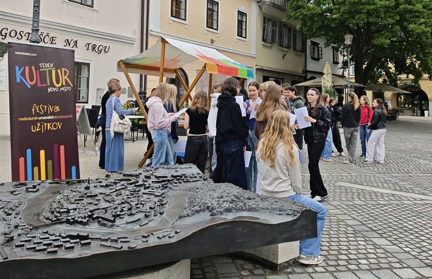 Na fotografiji je Živa knjižnica, ki je potekala v sklopu Tedna kultur