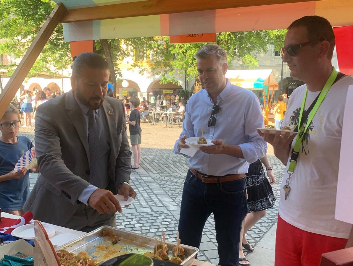 Na fotografiji je župan Gregor Macedoni med pokušanjem hrane