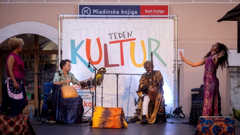 Na fotografiji so nastopajoči na Tednu kultur