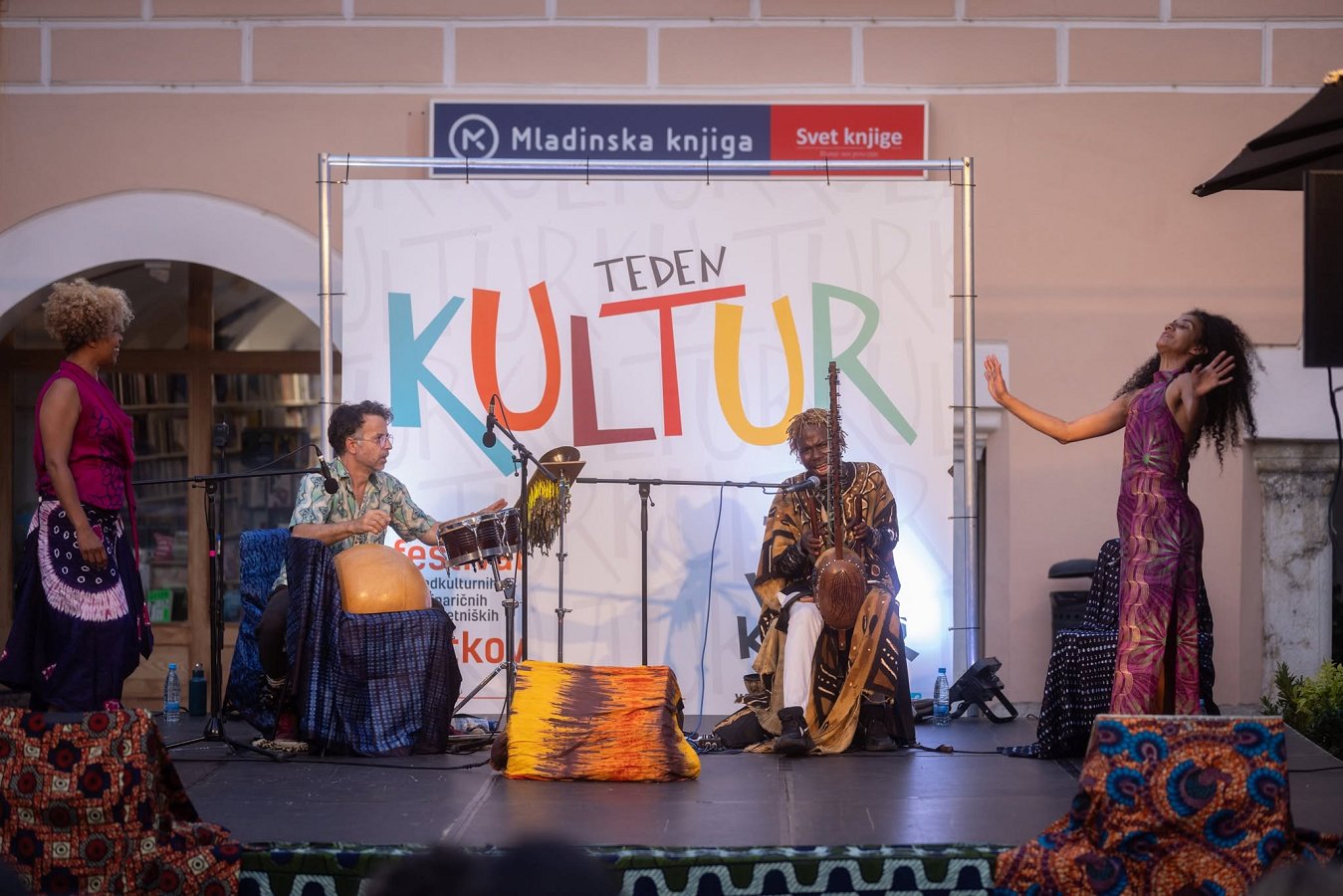 Na fotografiji so nastopajoči na Tednu kultur Teden kultur 2026: pet dni okusov, glasbe in plesa na Glavnem trgu