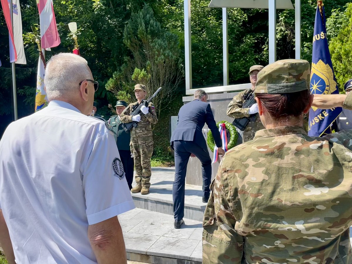 Na fotografiji je župan Macedoni me dpolaganjem venca v Pogancih Na fotografiji je župan Macedoni me dpolaganjem venca v Pogancih