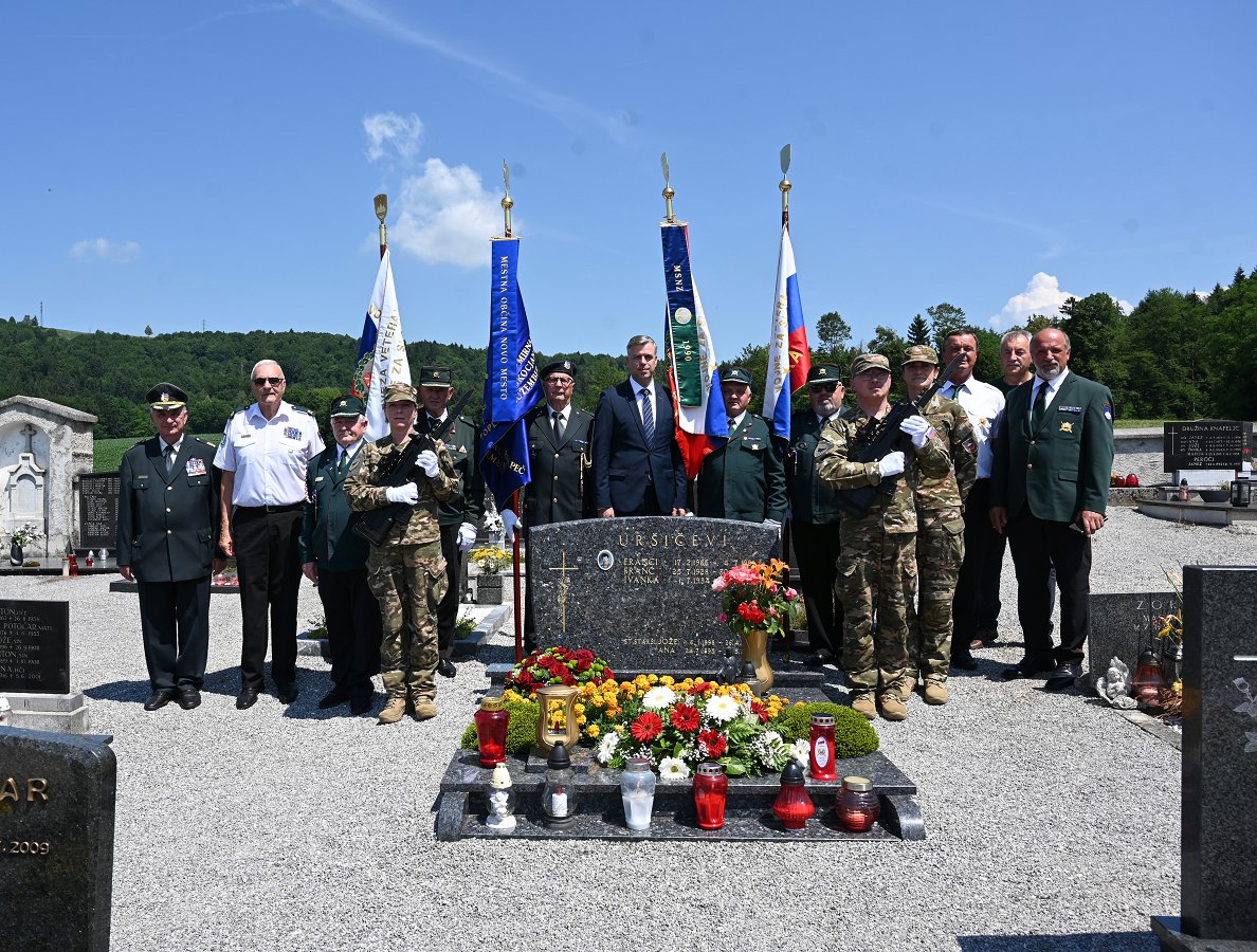 Na fotografiji so zbrani ob Uršičevem grobu v Prečni