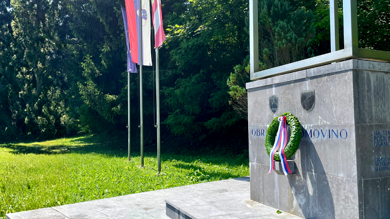Na fotografiji je spominsko obeležje z vencem na Pogancih