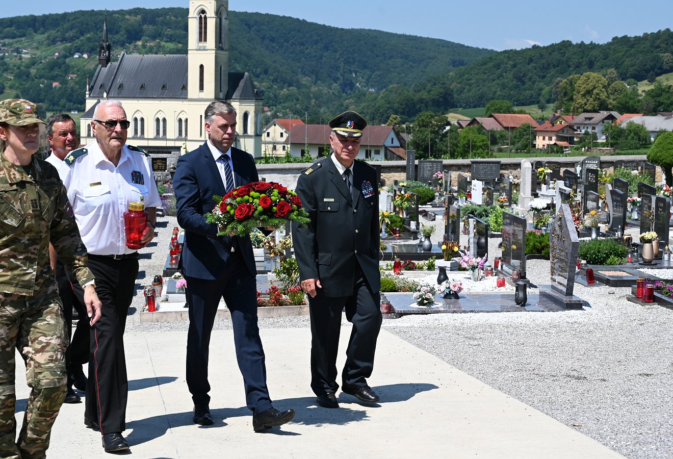 Na fotografiji je  župan z vencem v Prečni