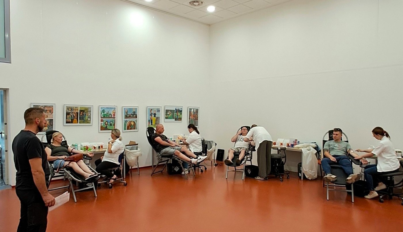 Na fotografiji so krvodajalci med darovanjem krvi v Šentjerneju