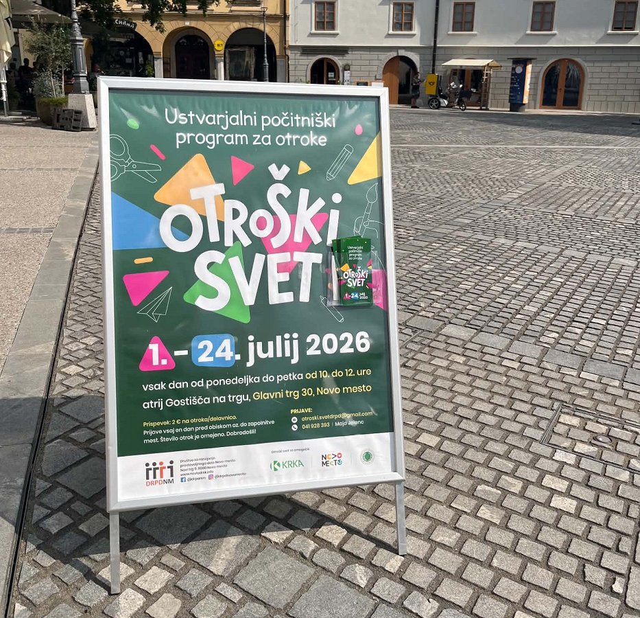Na fotografiji je plakat na Glavnem trgu s predstavitvijo programa delavnic Otroški svet