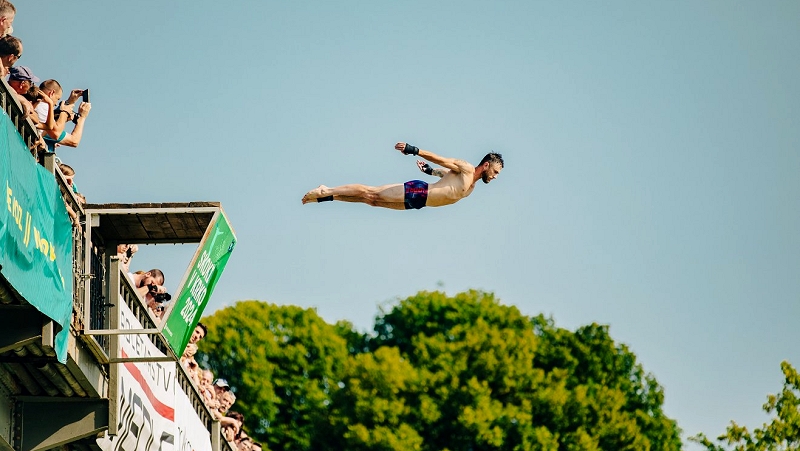 Na fotografiji je skakalec s Kandijskega mostu Bližajo se adrenalinski Skoki v Krko