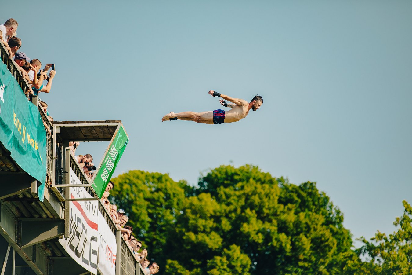 Na fotografiji je skakalec s Kandijskega mostu Bližajo se adrenalinski Skoki v Krko