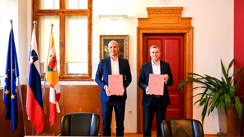 Na fotografiji sta župan Macedoni in direktor CGP Gosenca