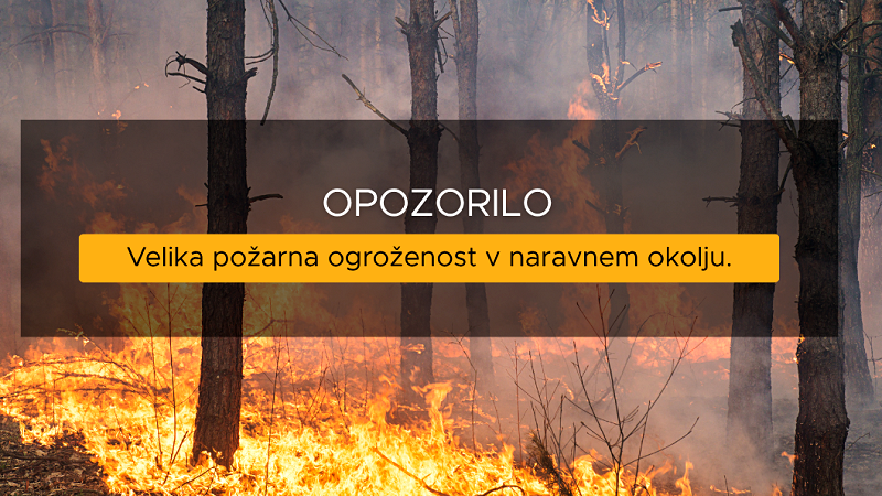 Na fotografiji je plakat z opozorilom o veliki požarni ogroženosti v naravnem okolju