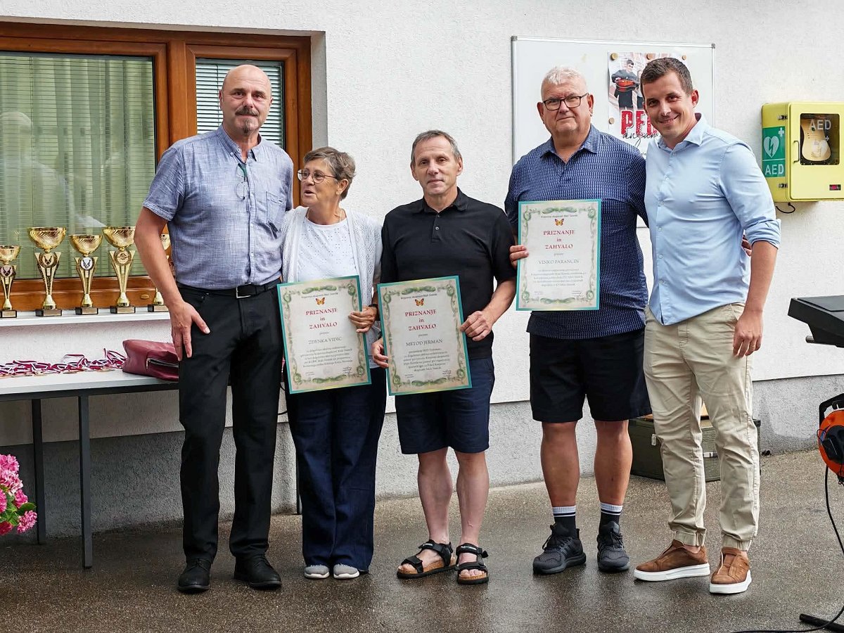 Na fotografiji so predsednik krajevne skupnosti Mali Slatnik, podžupan Urban Kramar ter prejemniki zahval