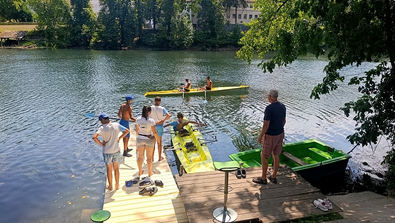 Na fotografiji so veslači na Krki Veslaški utrip na reki Krki oživil bogato tradicijo