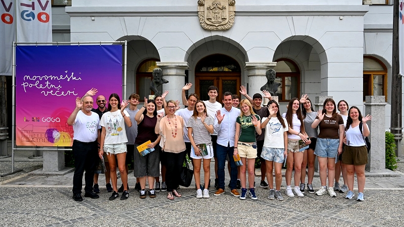 Na fotografiji so argentinsko-slovenski dijaki in podžupan Urban Kramar pred Rotovžem Med obiskom argentinsko-slovenskih dijakov na Glavnem trgu zadonela slovenska pesem