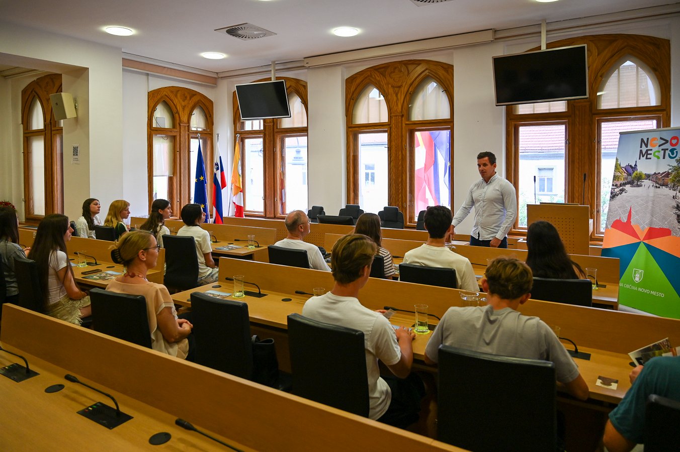 Na fotografiji je župan Urban Kramar, ki je v sejni sobi na Rotovžu sprejel slovensko-argentinske dijake