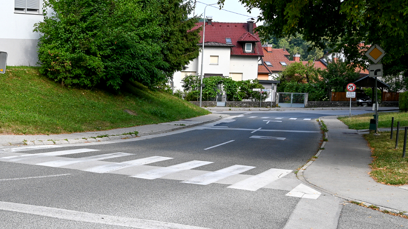 Na fotografiji je del Jakčeve ceste, kjer se bo začela prenova Začela se bo celovita rekonstrukcija Jakčeve in Ragovske ulice 