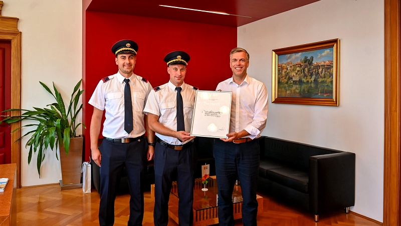 Fotografija župana in predstavnikov PGD Gabrje. 