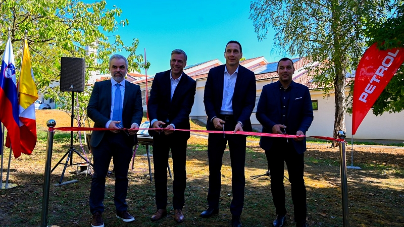 Slavnostni prerez traku na otvoritvi Samooskrbne skupnosti Novo mesto Na Otočcu zaživela Samooskrbna skupnost Novo mesto