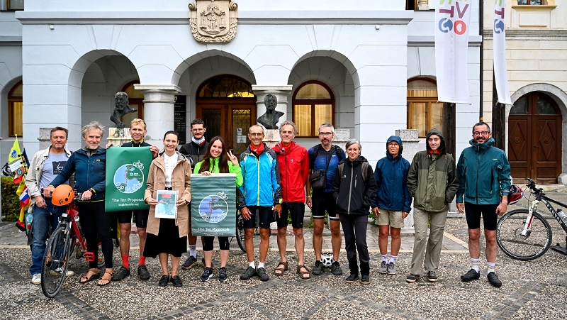 Na fotografiji so kolesarji COP31 s podžupanjo Saro Tomšič Kolesarska štafeta za podnebje COP31 obiskala tudi Novo mesto