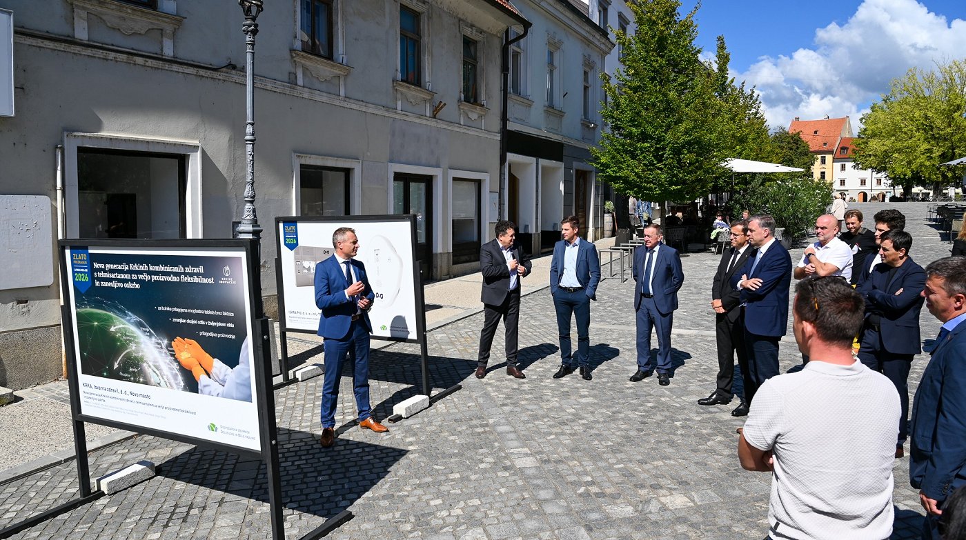 Na fotografiji so udeleženci ob odprtju razstave inovacij na Glavnem trgu Na fotografiji so udeleženci ob odprtju razstave inovacij na Glavnem trgu