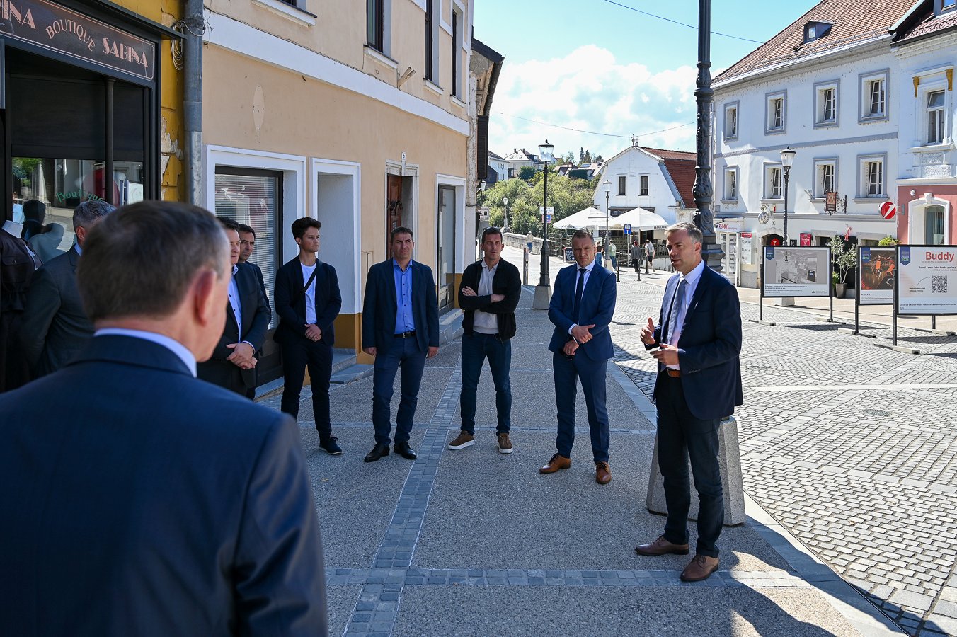 Na fotografiji je župan Macedoni ob nagovoru udeležencev ob odprtju razstave inovacij Na fotografiji je župan Macedoni ob nagovoru udeležencev ob odprtju razstave inovacij