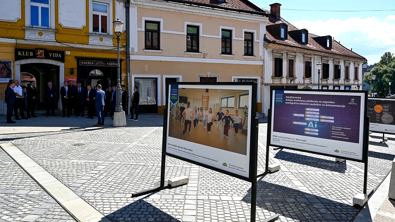 Na fotografiji so udeleženci ob odprtju razstave inovacij na Glavnem trgu Od ideje do prakse: razstava inovacij na Glavnem trgu