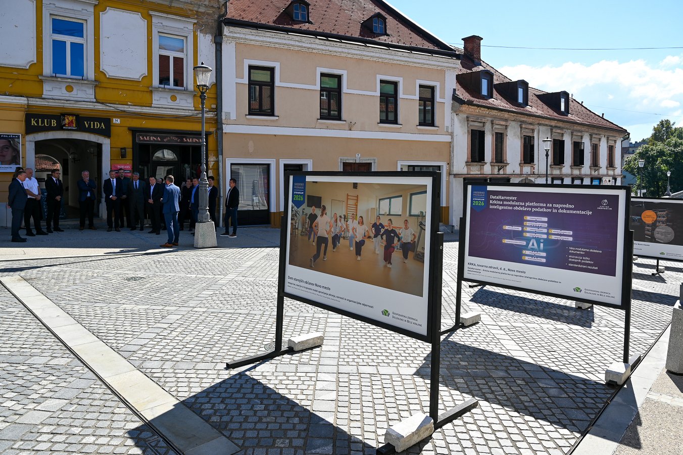 Na fotografiji so udeleženci ob odprtju razstave inovacij na Glavnem trgu Od ideje do prakse: razstava inovacij na Glavnem trgu