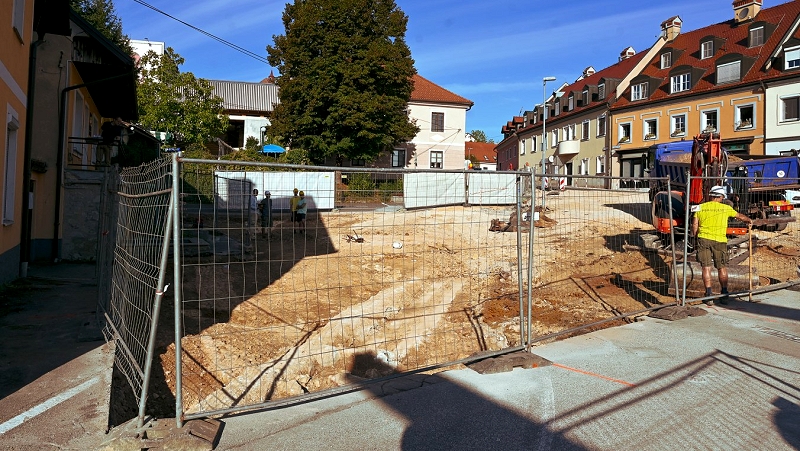 Fotografija prikazuje izvajanje del na Florjanovem trgu.  Popolna zapora Florjanovega trga
