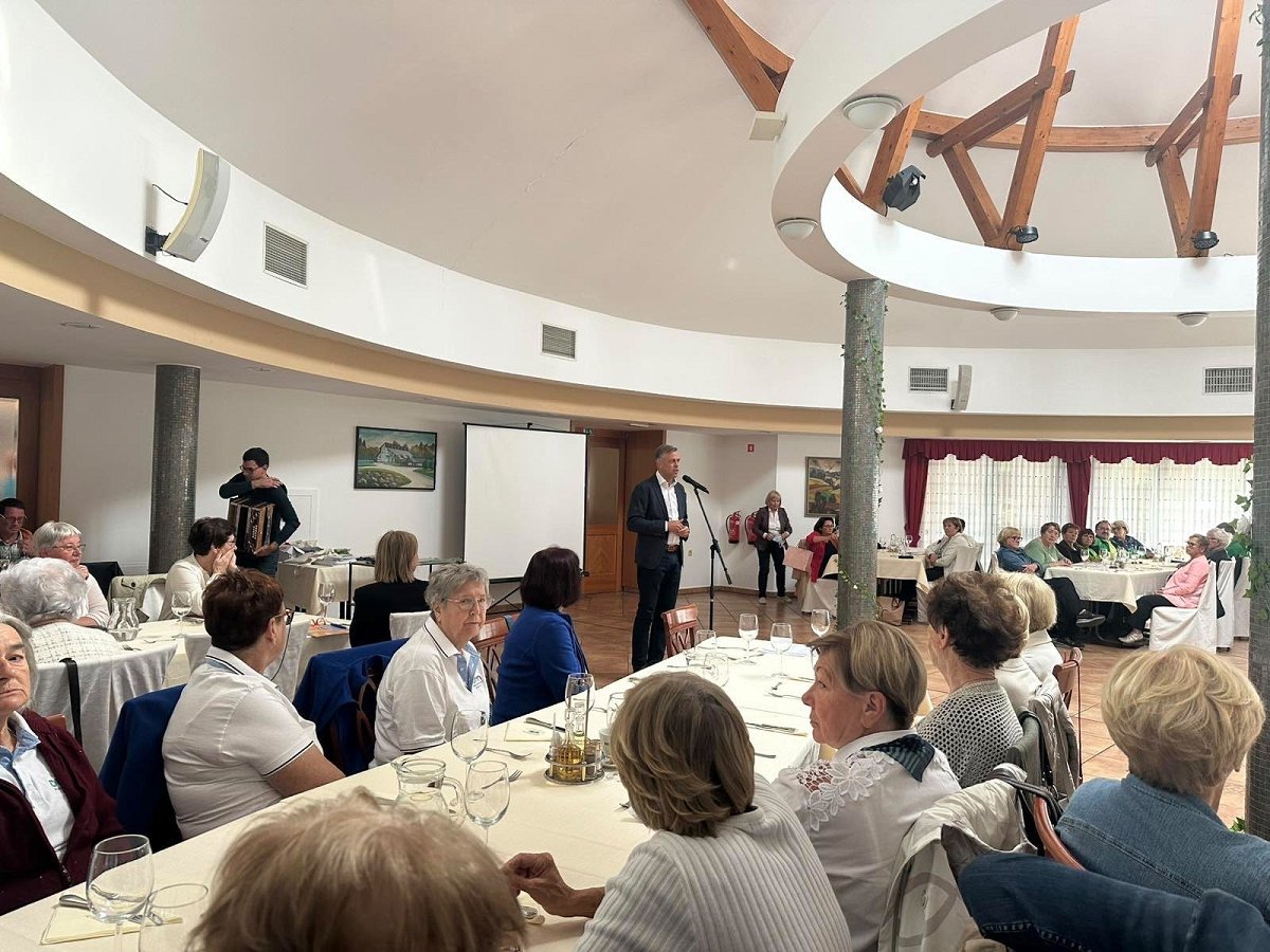 Župan Macedoni med nagovorom na letnem srečanju društva Starejši za starejše