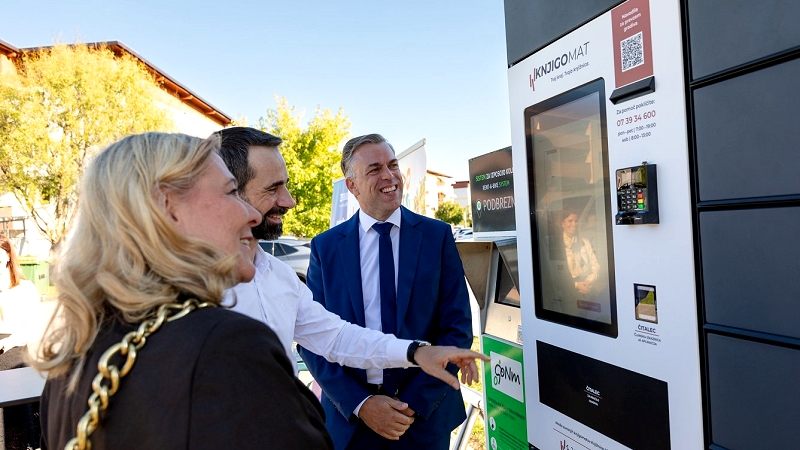 Prvo javno izposojo so skupaj opravili ministrica za kulturo dr. Ignacija Fridl Jarc, župan Mestne občine Novo mesto mag. Gregor Macedoni in direktor knjižnice Luka Blažič